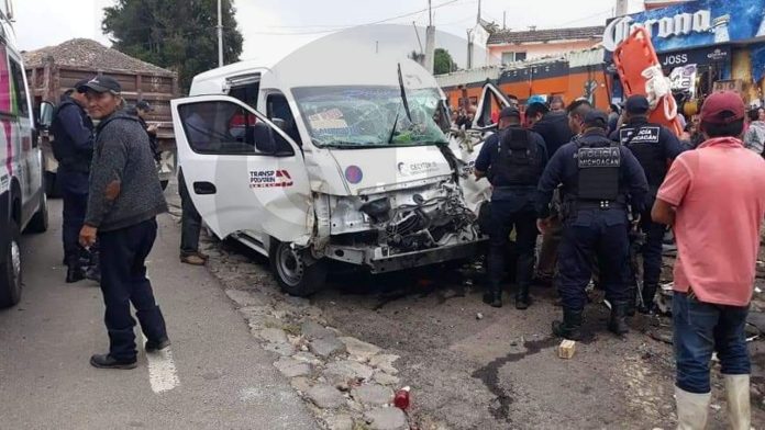Combi pierde el control y choca contra camioneta