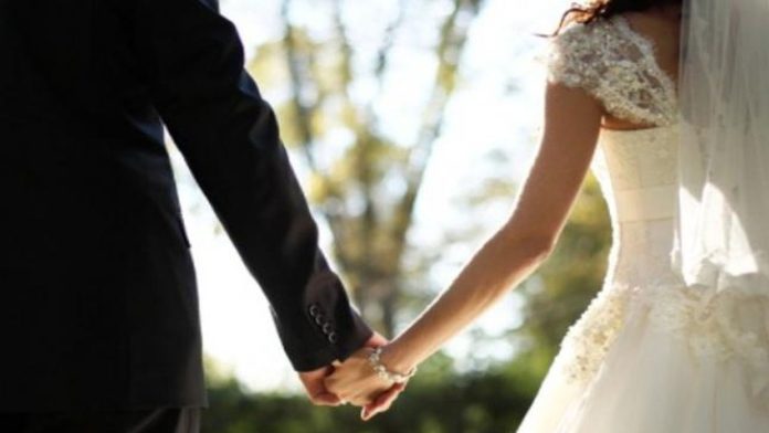 Recién casados mueren en accidente minutos después de su boda