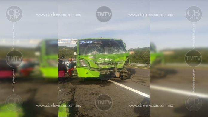 Chocan 2 autobuses de pasajeros antorchistas en la Autopista de Occidente; hay 4 heridos