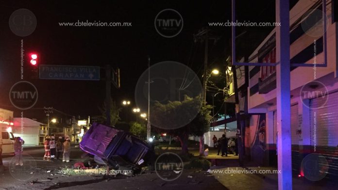 Mueren 3 músicos de orquesta de Santa Ana Zirosto en un accidente