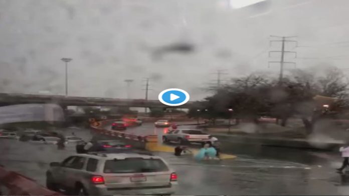 Video: Quinceañera queda varada tras inundación en Monterrey