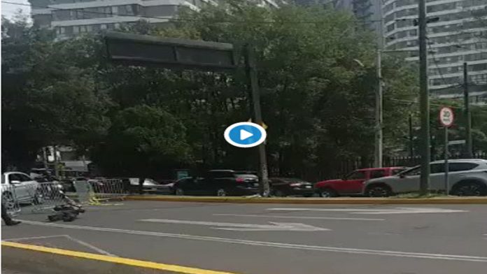 Video: Conductor noquea a policía de tránsito por cierre de calle por Maratón