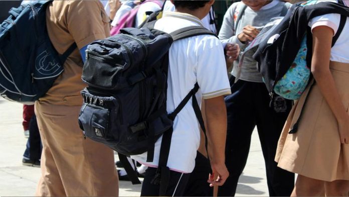 Mochilas escolares deben pesar menos del 15% del peso de los niños: IMSS