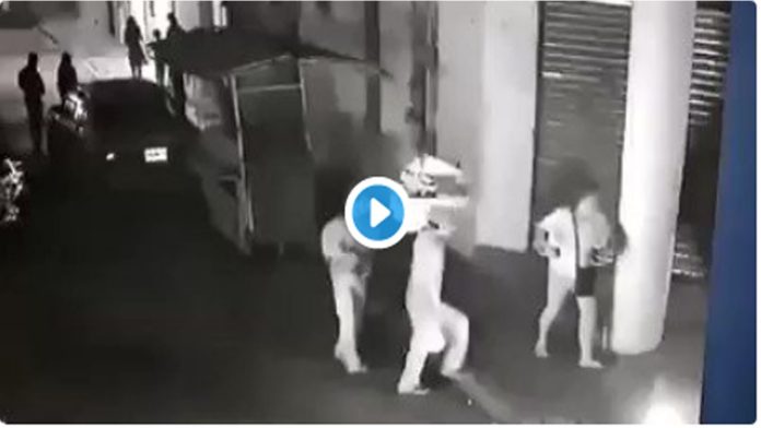 Video: Captan el momento en que hombre ejecuta a una mujer