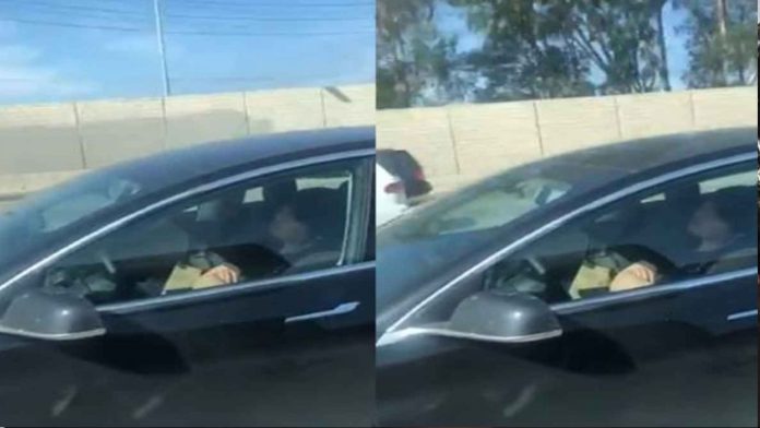Video: Captan a conductor dormido mientras auto Tesla se conduce solo