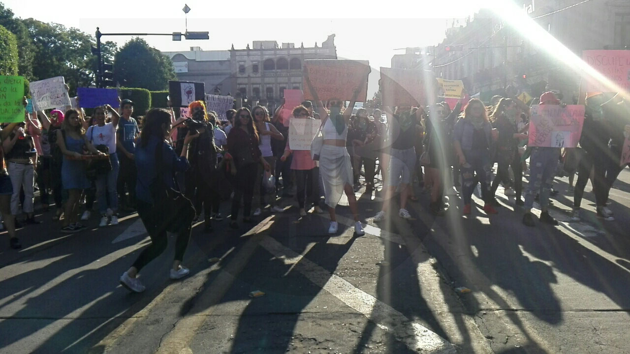 Al grito de "no me cuidan, me violan" feministas se manifiestan en Morelia Al grito de "no me cuidan, me violan" feministas se manifiestan en Morelia