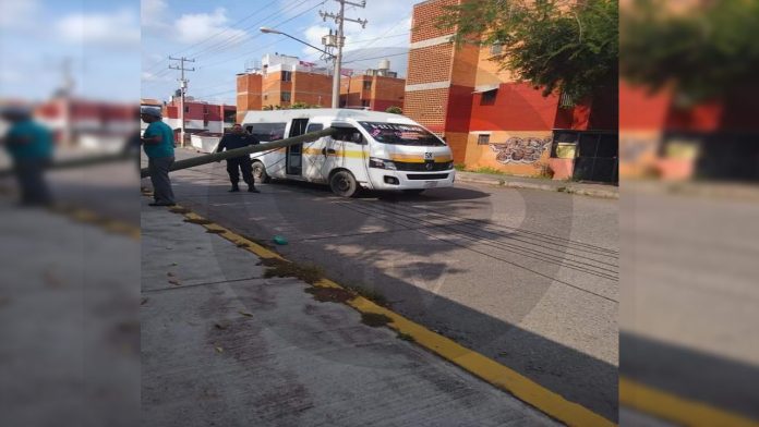 Poste colapsado entra en la cabina de una combi