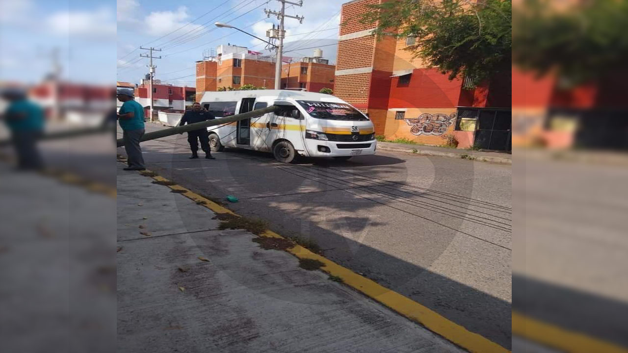 Poste colapsado entra en la cabina de una combi Poste colapsado entra en la cabina de una combi