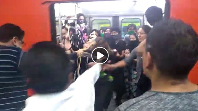 Video: Hombres agreden a feministas en el metro  de la Ciudad de México