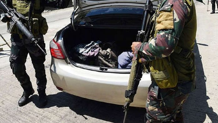 Arrestan a hombre que viajaba con el cadáver su esposa en la cajuela