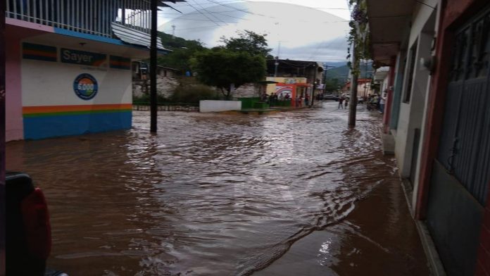 PM y SEDENA apoyan a familias de Coalcomán afectadas por inundaciones
