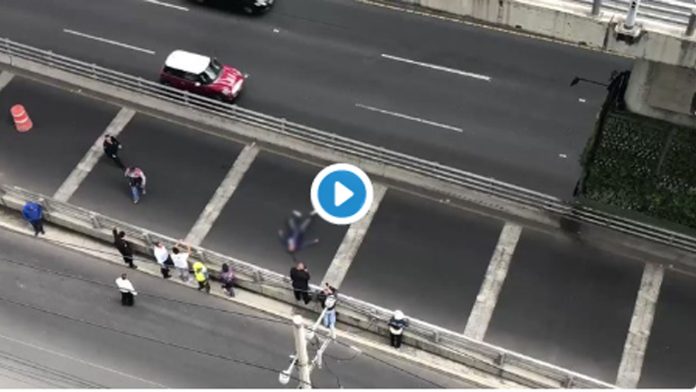 Video: Conductor choca y cae del segundo piso del Periférico en CDMX
