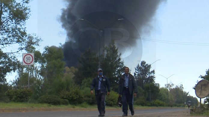 Desalojan a vecinos aledaños por incendio en ciudad Industrial