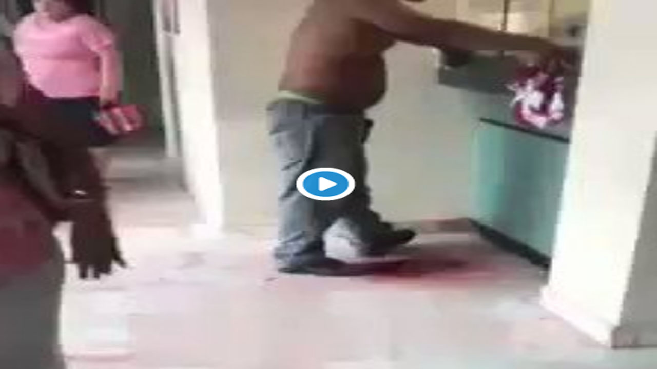 Video: Denuncian que por falta de personal en el IMSS niegan atención a hombre que se desangraba Video: Denuncian que por falta de personal en el IMSS niegan atención a hombre que se desangraba