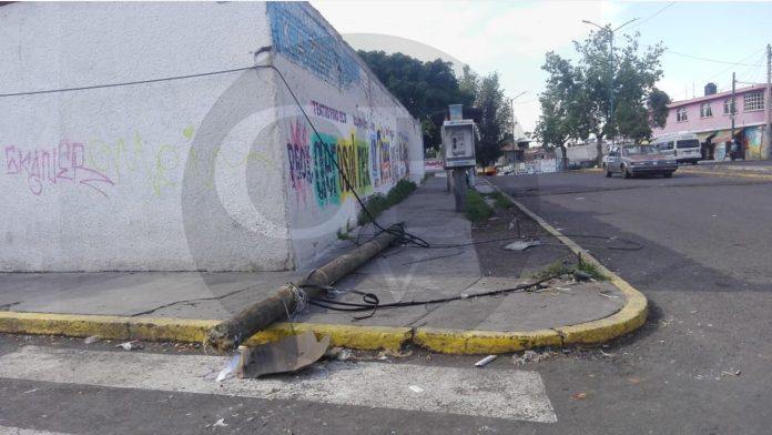 Reportan poste derribado desde hace 2 días