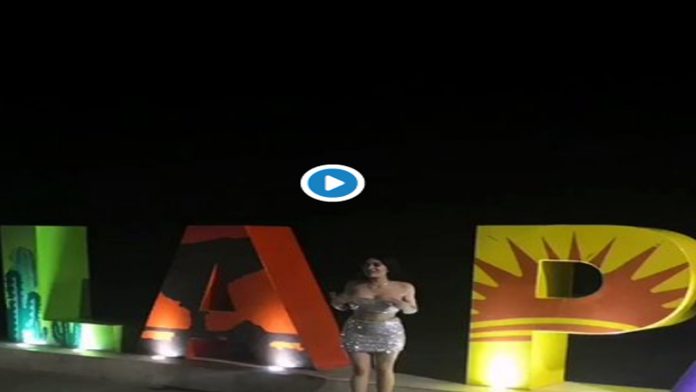 Actriz porno se desnuda en las letras turísticas de La Paz; causa indignación