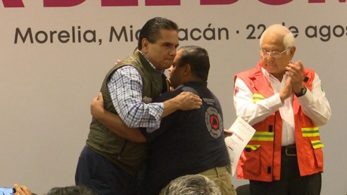 Silvano Aureoles Conejo reconoce las labores realizadas por bomberos y rescatistas de Michoacán