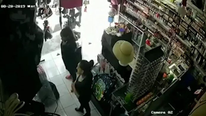 Video: Mujer golpea con un tubo a vendedora de un local para robarle