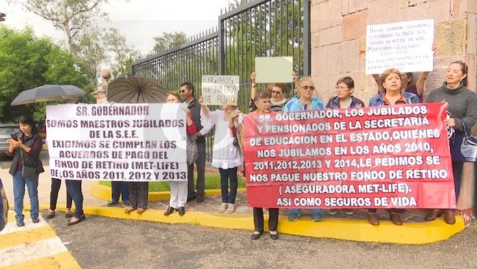 Maestros jubilados se manifestaron en las inmediaciones de Casa de Gobierno