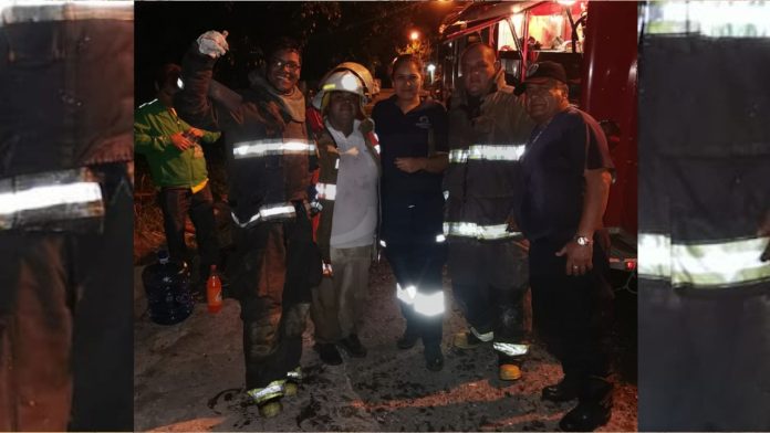 Bomberos Tarímbaro festeja su día sofocando incendio en una vivienda