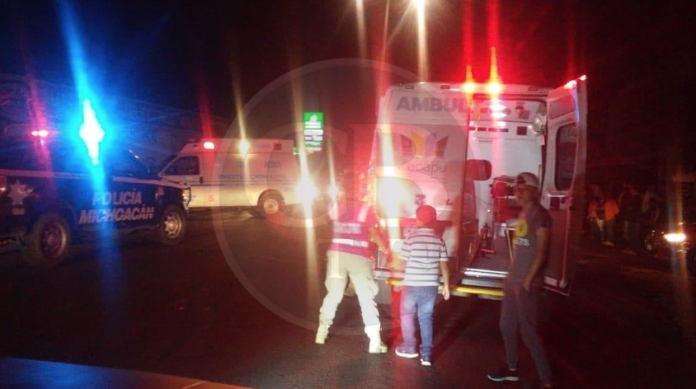 Motociclista huye tras atropellar a 2 menores ciclistas