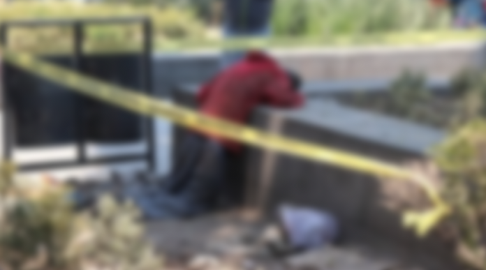 Indigente muere de hambre hincado frente a una iglesia