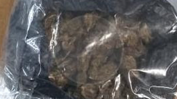 Detienen a dos en un taxi con 1.5 kilos de marihuana