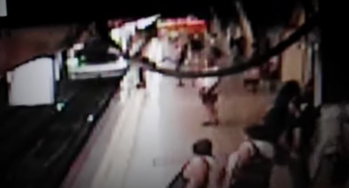 VIDEO: Patean a joven por la espalda y cae a las vías del metro
