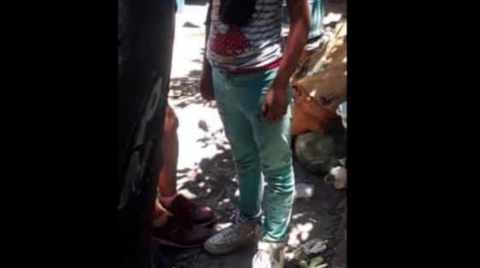 Rescatan a niña que era encadenada por su abuela