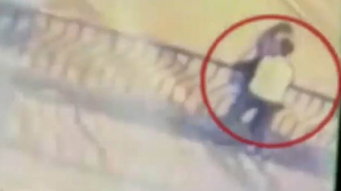 VIDEO (+18): Pareja cae al precipicio desde un puente peatonal donde reían y se abrazaban  