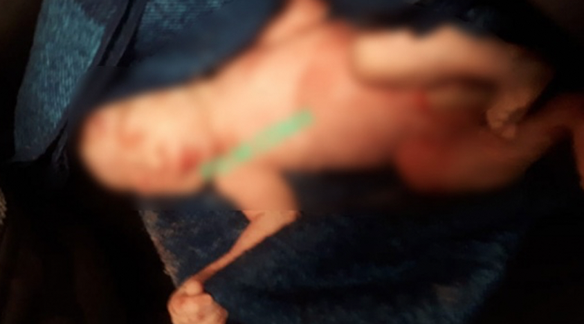Abandonan a bebé prematura en la calle y sin ropa Abandonan a bebé prematura en la calle y sin ropa
