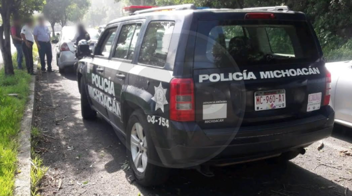 Árbol cae en el periférico de Morelia y daña dos vehículos 