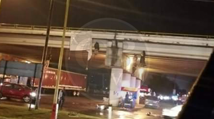 16 cadáveres son localizados colgados de puentes en Uruapan; otros se encontraron desmembrados