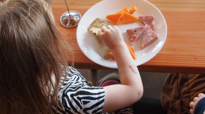 Por comer despacio, mujer mata a golpes a su hija con una barra metálica