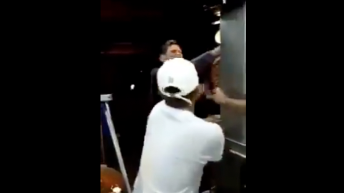 VIDEO: Nace #LordTacos; supuesto diputado intenta golpear a taquero y tira trompo de pastor