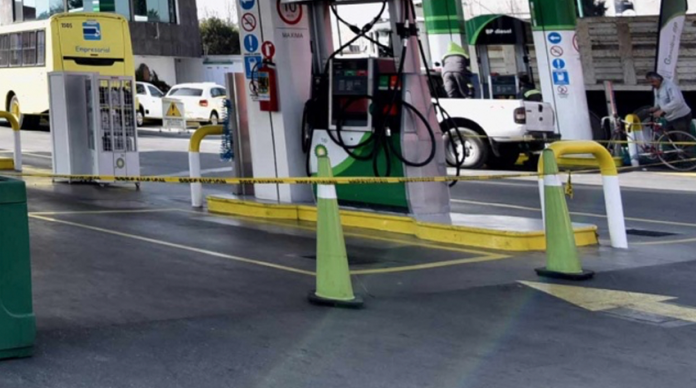 Por jugar con pistola, policía mata a despachador de gasolinera