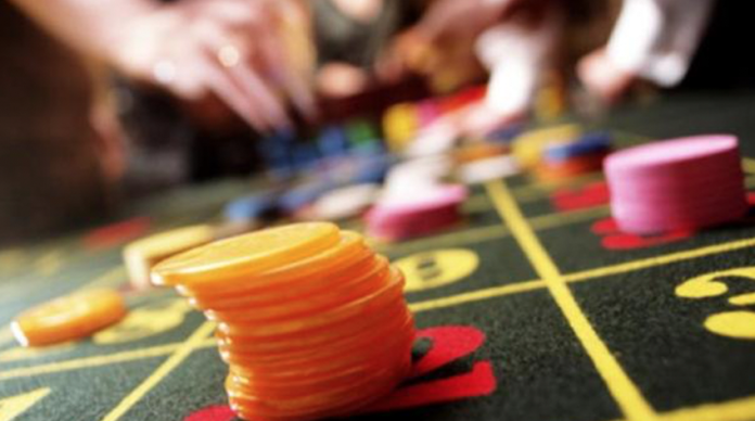 Hombre apuesta a su esposa en juego de azar; pierde y permite que la violen