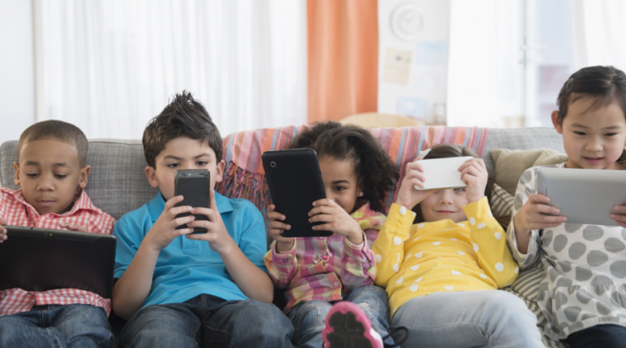 Dar celular a los niños provoca adicción como las drogas