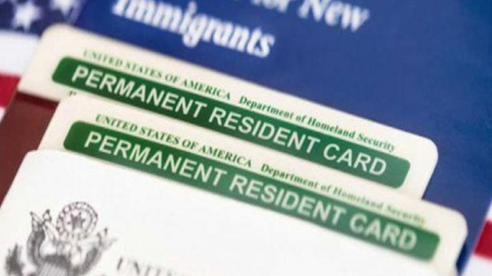 EE.UU. negará ‘green cards’ a migrantes que requieran asistencia pública