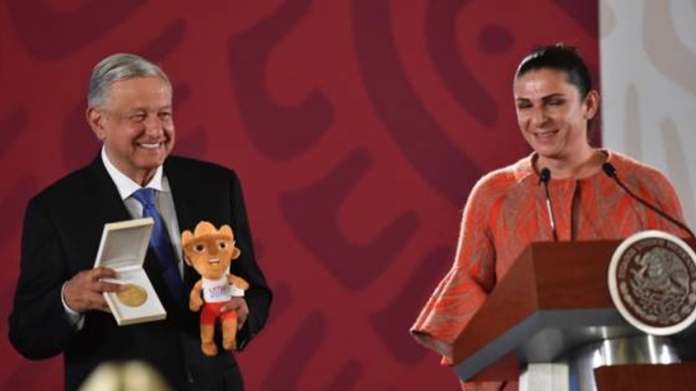 Ana Guevara entrega medalla a López Obrador por apoyo a atletas; la critican en redes sociales