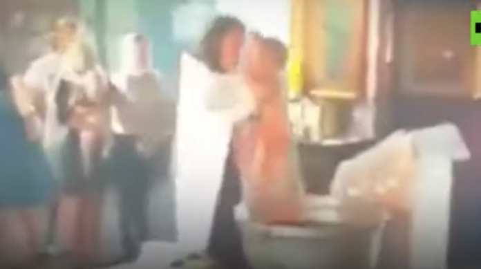 VIDEO (+18): Sacerdote maltrata a bebé durante bautizo; resultó herido y con trauma psicológico