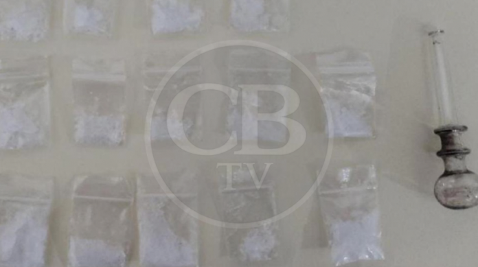 Con pipa y varias grapas de droga arrestan a una mujer