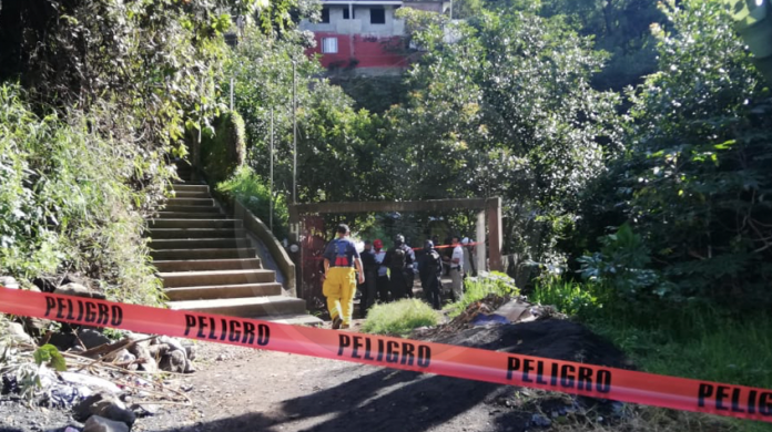Alud sepulta una vivienda de Uruapan; hay un joven muerto