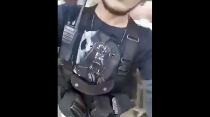 VIDEO: Sujetos armados en plena luz del día, se graban comiendo tacos en Tingüindín