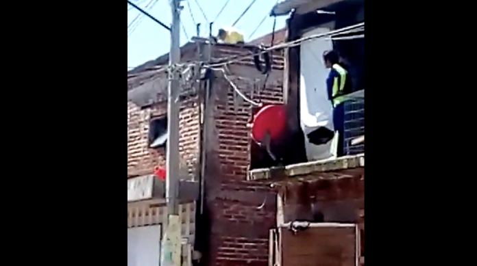 VIDEO: A golpes someten a un joven y lo trasladan a un centro de rehabilitación