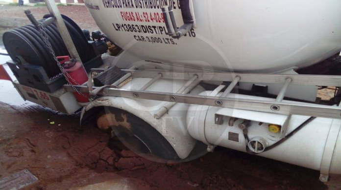 Pipa de Gas LP cae a socavón en Uruapan