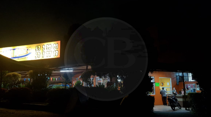 A mano armada asaltan a clientes de una pizzería