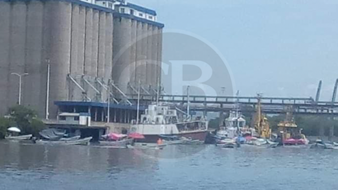 Pescadores mantienen bloqueo marítimo