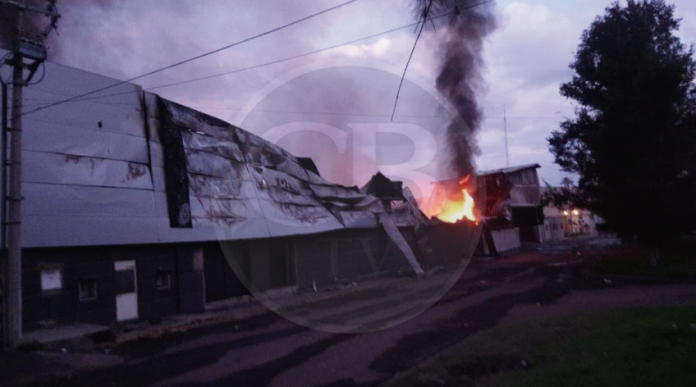 Continúan labores de combate a incendio de fábrica en Ciudad Industrial