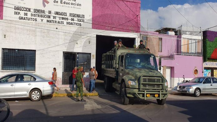 Ejército Mexicano transporta dos mil cajas de libros de texto gratuitos